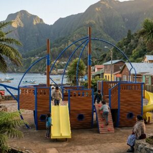 Niños jugando en barco de madera